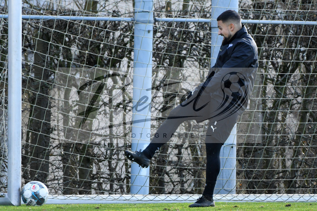 20200215_TRAOSN_0072 | Fussball, Herren: Marcos Alvarez (VfL Osnabrueck) in Aktion, am Ball, Einzelaktion waehrend der Trainingseinheit des VfL Osnabrueck im Sportpark Illoshoehe am 15.02.2020 in Osnabrueck, Deutschland. - Realisiert mit Pictrs.com