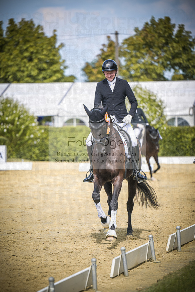 DOS_4379 | Entdecke hochwertige Reitturnierfotos von Foto Oger. Professionell, emotional und authentisch – jetzt Lieblingsmomente im Shop bestellen.Deutschlandweite Turnierfotografie. - Realisiert mit Pictrs.com