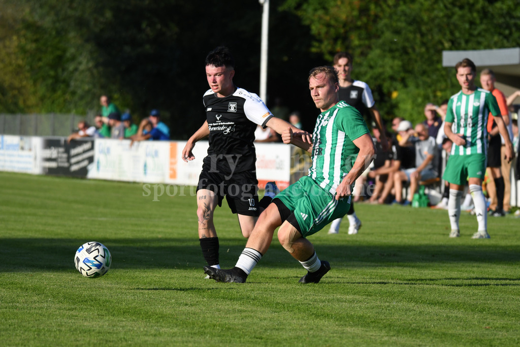 SpVgg Niederalteich : SpVgg GW Deggendorf | Lukas Zacher (SpVgg Niederalteich) im Zweikampf mit Laurin Hübscher (SpVgg GW Deggendorf #10) - Realisiert mit Pictrs.com