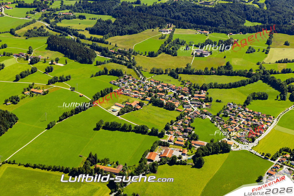 Aktuelles Luftbild von  Waakirchen - Die Luftaufnahme wurde 2022 mittels UL-Flugzeug erstellt ( keine Drohne ) - hochauflösende Kamera-Systeme von  Canon -Beste Qualität - Für grossformatige Ausdrucke geeignet. Die Geschenkidee !