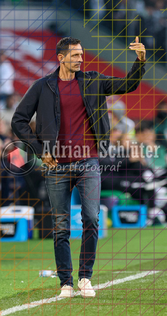 Borussia Mönchengladbach vs Eintracht Frankfurt - Bundesliga  | Mönchengladbach, Deutschland, 27.09.25:   Trainer Dino Toppmoeller gestikuliert, Gestik waehrend des Spiels der Bundesliga zwischen Borussia Mönchengladbach vs Eintracht Frankfurt im Stadion im Borussia Park(Foto von Brauer-Fotoagentur / Adrian Schlueter)