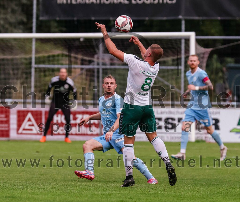 2023-07-28_054_FC_Schwaig_gegen_TSV_1860_Rosenheim | Oberding, Deutschland, 28.07.2023:
Fußball, Landesliga Südost 2023 / 2024, 3. Spieltag, FC Schwaig gegen TSV 1860 Rosenheim, Endergebnis: 1:1

Lucas Gratt (TSV 1860 Rosenheim, #8), Nils Wölken (FC Schwaig, #8)

Foto: Christian Riedel / fotografie-riedel.net