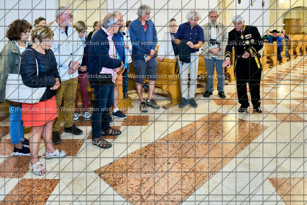 ALP3804_Jeanne de Ferrette_Kranzniederlegung_Grabplatte_Hildebrand | (C)FotoLois.com, Alois Spandl, 700stes Hochzeitsjubiläum - Albrecht II. mit Johanna von Pfirt in Thann (FR) im März 2024. Empfang des Organistionskommitees aus der Region Ferrette (Pfirt)/Thann aus dem Elsass mit Empfang durch die Stadtgemeinde und Bezirkshauptmannschaft Scheibbs im Schloss Scheibbs und anschließender Kranzniederlegung in der Kartausenkirche über der Krypta des Gründerehepaares durch Mitglieder des Templer Ordens im Beisein von Mitgliedern der Goldhaubengruppen, Fr 22. September 2023.