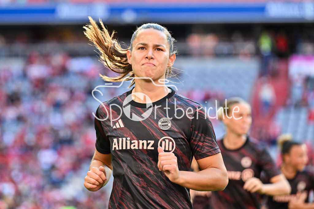 FC Bayern München - Bayer 04 Leverkusen | Im Bild Lena OBERDORF (FC Bayern München Frauen 8) beim warmmachen vor der Partie / Einzelfoto / Freisteller / Google Pixel Frauen-Bundsliga: FC Bayern München - Bayer 04 Leverkusen; Allianz Arena am 06.09.2025
