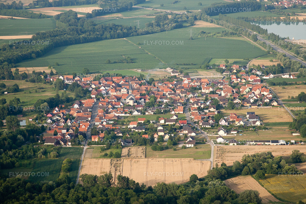 Aerial view: Leutenheim from the southwest in the district Ceinture Forêt Nord in Hagenau in the state Bas-Rhin, France.Photo: IMG_30574.jpg taken on 07/09/2010 by Werner Riehm/FLY-FOTO.comResolution of the original: 4752 x 3168 px