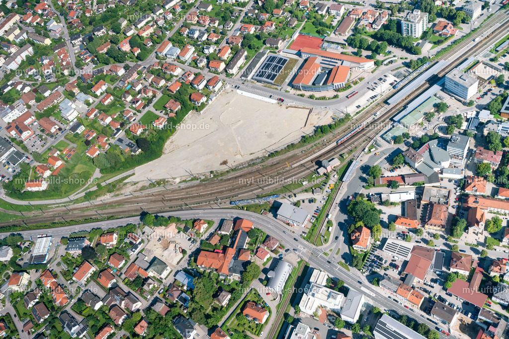 luftbild-traunstein-bahnhof-campus-chiemgau-bruno-kapeller-2 | Senkrechtaufnahme des Bahnhofs Traunstein mit Gleisanlagen und dem ehemaligen Bahngelände, auf dem der Campus Chiemgau der Hochschulstadt Traunstein entsteht – ein Projekt mit TH Rosenheim, IHK Akademie und Handwerkskammer. Mit im Bild: Projekte der Wohnbaugesellschaft Traunstein. Aufgenommen am 8. August 2025. - Realisiert mit Pictrs.com