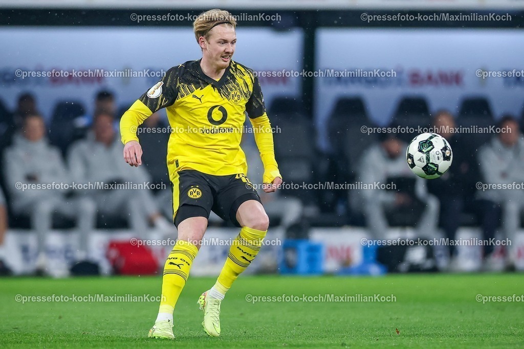 BVB02122501139 | 02.12.2025, Fußball, DFB-Pokal, Borussia Dortmund - Bayer 04 Leverkusen, Achtelfinale, Signal Iduna Park, Saison 2025 2026: Julian Brandt (BVB #10) DFB regulations prohibit any use of photographs as image sequences and or quasi-video.
