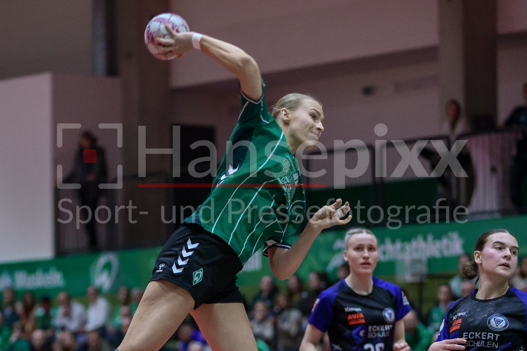 Handball, 2. Bundesliga Frauen, SV Werder Bremen - ESV 1927 Regensburg | Emma Ruwe (SV Werder Bremen, 27) beim Wurf, am Ball, Spielszene, Aktion, Action