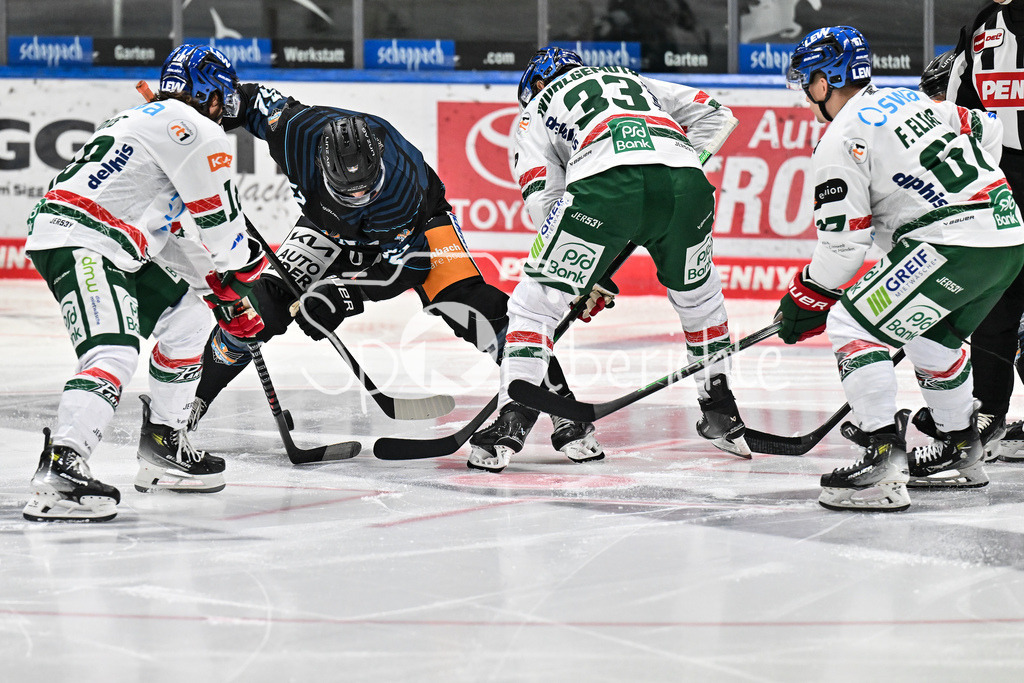 Augsburger Panther - Steinback Black Wings Linz | Beim Bully Travis BARRON (Black Wings Linz 52) und Tim WOHLGEMUTH (Augsburger Panther 33) / Zweikampf / Duell / Testspiel: Augsburger Panther - Steinback Black Wings Linz; Curt Frenzel Stadion am 05.09.2025
