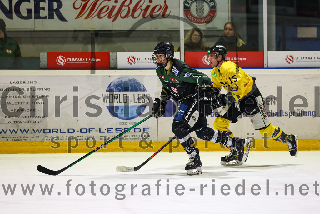 2023-02-10_137_TSV_Erding_gegen_ERSC_Amberg | Erding, Deutschland, 10.02.2023:
Eishockey, Bayernliga Meisterrunde Gruppe B 2022 / 2023, 3. Spieltag, TSV Erding gegen ERSC Amberg, Endergebnis: 6:3

Simon Franz (Erding Gladiators, #4), Leon Koppitz (ERSC Amberg, #15)

Foto: Christian Riedel / fotografie-riedel.net