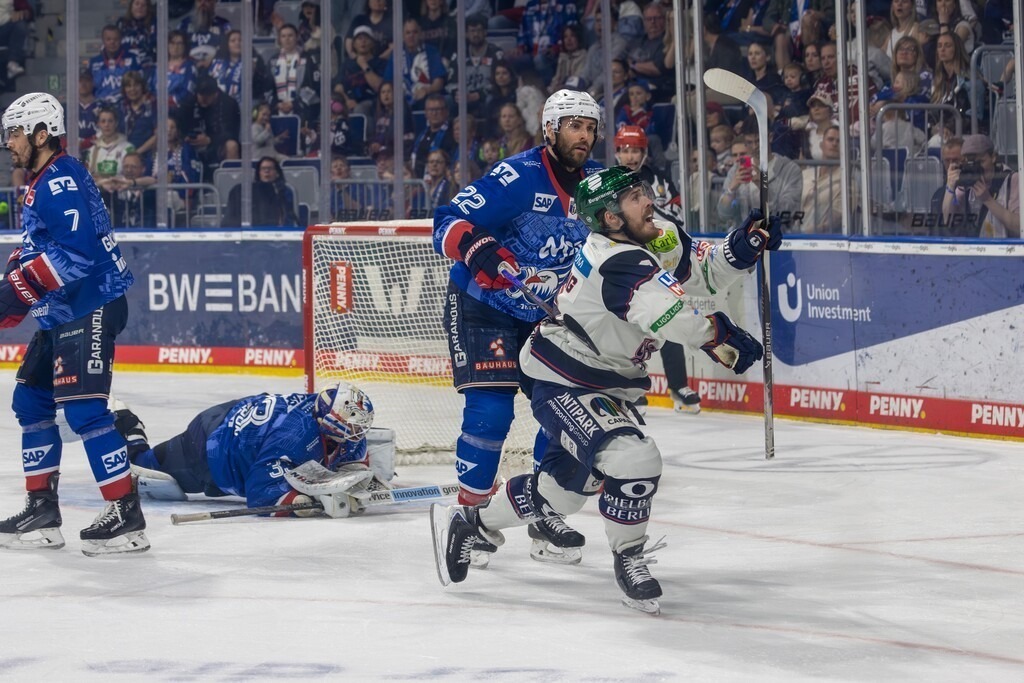 DEL, Deutsche Eishockey Liga Saison 2025/26, Playoff-Finale, Spiel 5: Adler Mannheim gegen Eisbären Berlin | DEL, Deutsche Eishockey Liga Saison 2025/26, Playoff-Finale, Spiel 5: Adler Mannheim gegen Eisbären Berlin***Ty Ronning (9) erzielt das 1:0 für Berlin - Realisiert mit Pictrs.com