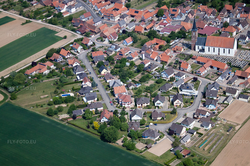 Vue aérienne: Rue des Violettes depuis le sud à Schleithal dans le département Bas Rhin, France – .Photo: IMG_40967(40946).jpg prise le 08/05/2011 par Werner Riehm/FLY-FOTO.eu – Résolution de l'original: 4752 x 3168 px