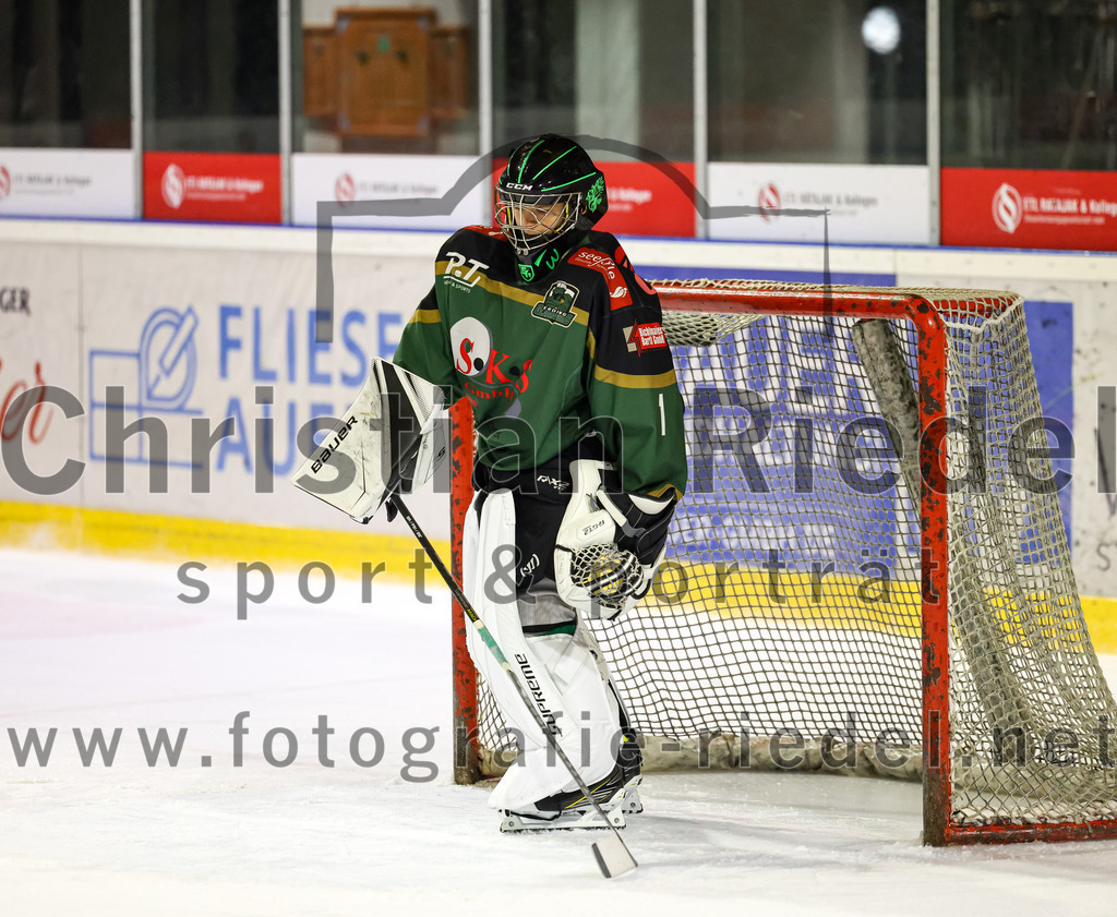 2022-12-04_113_TSV_Erding_gegen_EHC_Klostersee | Erding, Deutschland, 04.12.2022:
Eishockey, Bayernliga U17 2022 / 2023, 11. Spieltag, TSV Erding gegen EHC Klostersee, Endergebnis: 3:5

Torwart Nico Wimmer (Erding Gladiators, #1)

Foto: Christian Riedel / fotografie-riedel.net