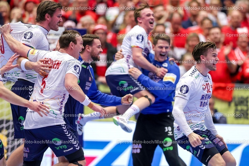 EHF22012602159 | 22.01.2026, Handball, Men's EHF EURO 2026, Spanien - Norwegen, Jyske Bank Boxen in Herning, Dänemark, Main Round: Abschlussjubel nach dem Sieg der Norweger gegen Spanien.  Sander Sagosen (Norway #05)  Tobias Schjolberg Grondahl (Norway #22)  Thomas Alfred Solstad (Norway #32) 
