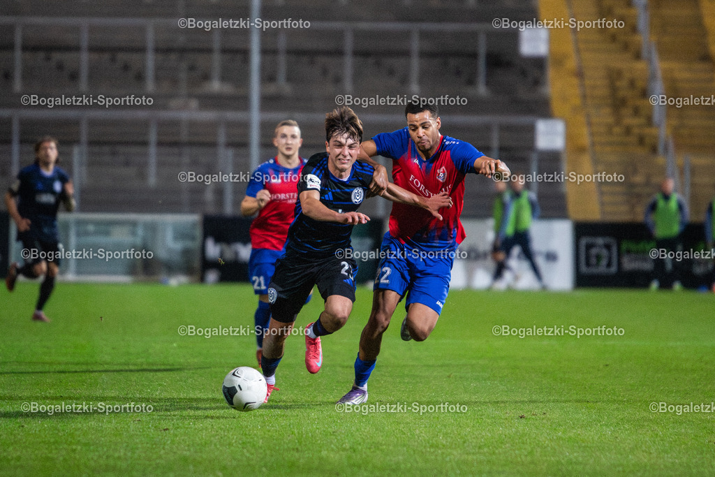 Zweikampf | 15.10.2025, Fußball, Niederrheinpokal, 3.Runde, KFC Uerdingen - MSV Duisburg: Jan-Simon Symalla (MSV Duisburg #23) im Zweikampf mit Noah Tomson (KFC Uerdingen #22) - Realisiert mit Pictrs.com
