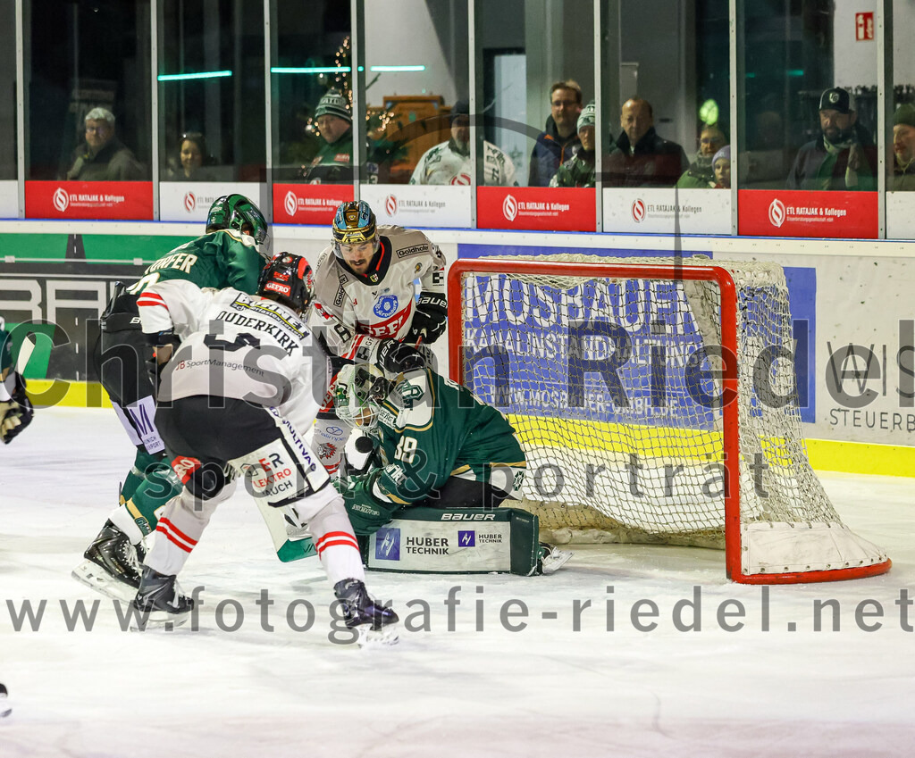 2025-12-14_053_TSV_Erding_gegen_ECDC_Memmingen_Indians | Erding, Deutschland, 14.12.2025:Eishockey, Oberliga Süd 2025 / 2026, 26. Spieltag, TSV Erding gegen ECDC Memmingen Indians, Endergebnis: 1:2Moritz Köttstorfer (Erding Gladiators, #82), Brett Ouderkirk (ECDC Memmingen Indians, #9), Torwart Leon Meder (Erding Gladiators, #39)Foto: Christian Riedel / fotografie-riedel.net