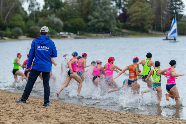 DLRG, Rettungssport, Beach- & Oceanevents, NRW-Landesmeisterschaften Freiwasser Rettungssport 2026 20.09.2026 | Kalkar-Wissel, Deutschland - September, 20: Impressionen der 7. NRW-Landesmeisterschaften Freiwasser Rettungssport 2026 im Naturbad Wisseler See (Foto: Benedikt Lang (DLRG)) - Realisiert mit Pictrs.com