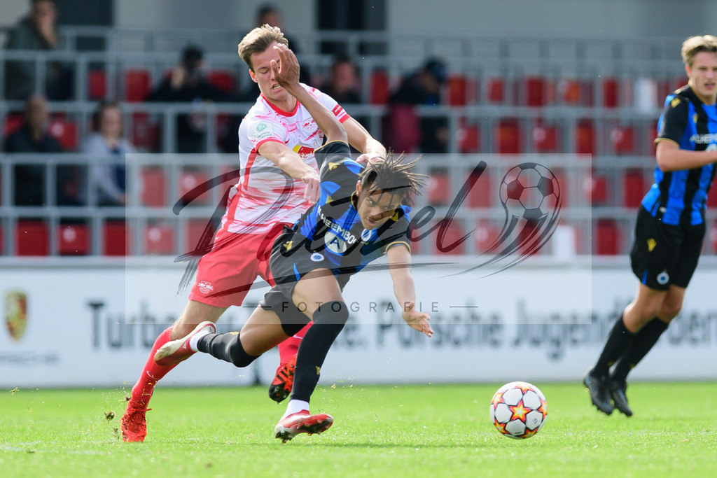 YLLEBR20210928_014 | Fussball, A-Junioren: Yannick Freischlad (RB Leipzig) und Antonio Nusa (Club Brugge KV) im Zweikampf beim Spiel der UEFA Youth League zwischen RB Leipzig und FC Bruegge im Stadion am Cottaweg am 28.09.2021 in Leipzig, Deutschland. - Realisiert mit Pictrs.com