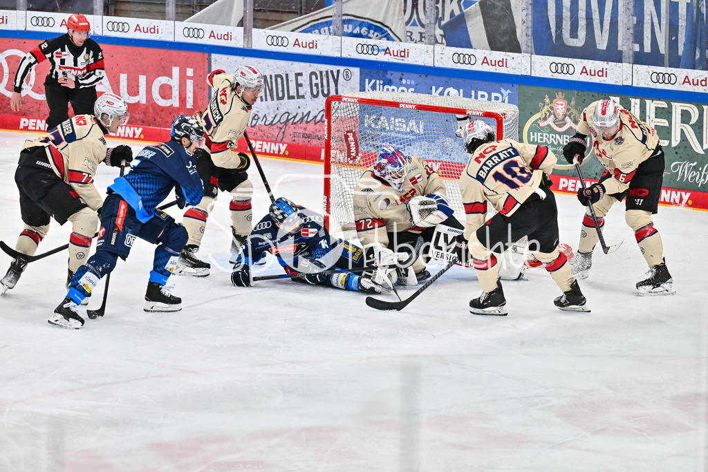 ERC Ingolstadt - Nuernberg Ice Tigers | in dieser Szene kann Leon HUNGERECKER (Nuernberg Ice Tigers 72) den Puck nicht festhalten / DEL: ERC Ingolstadt - Nuernberg Ice Tigers, Saturn Arena am 21.03.2025 / torchance