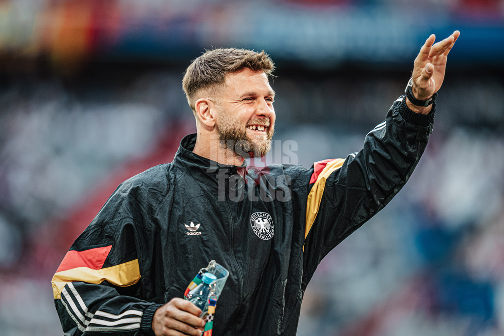 Fußball | Herren | UEFA-Fußball-Europameisterschaft 2024 | MD1 | Gruppe A | Deutschland vs. Schottland | 14.06.2024 | Niclas Füllkrug (#9, Deutschland) vor dem Spiel winkt den Fans