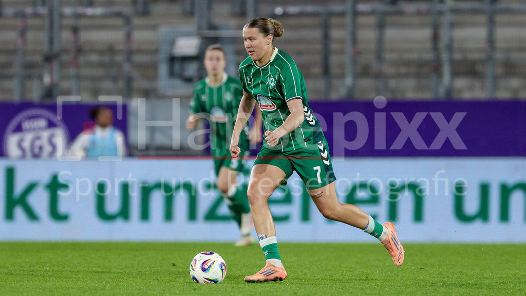 Fussball, Google Pixel Frauen-Bundesliga, SGS Essen - SV Werder Bremen | Larissa Mühlhaus (SV Werder Bremen, 7) am Ball, Einzelbild, Ganzkörper, Aktion, Action, Spielszene, DIE DFB-RICHTLINIEN UNTERSAGEN JEGLICHE NUTZUNG VON FOTOS ALS SEQUENZBILDER UND/ODER VIDEOÄHNLICHE FOTOSTRECKEN. DFB REGULATIONS PROHIBIT ANY USE OF PHOTOGRAPHS AS IMAGE SEQUENCES AND/OR QUASI-VIDEO.