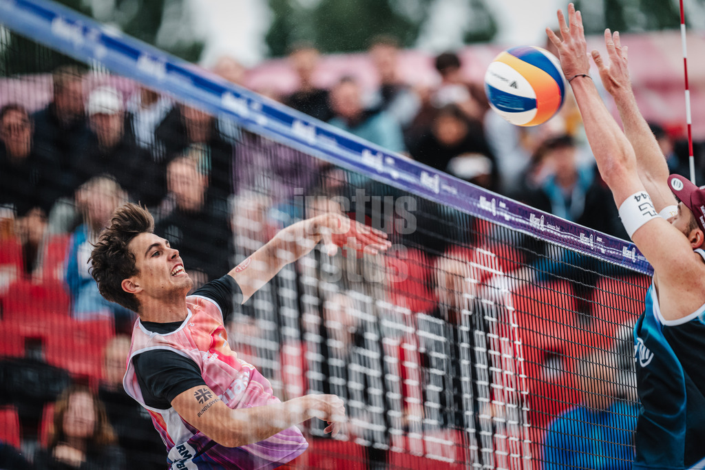Beachvolleyball | Männer | German Beach Tour 2024 | Tourstop Bremen | 07.06.2024 | Lui Wüst (links) wird beim Angriff geblockt von Manuel Harms (rechts)