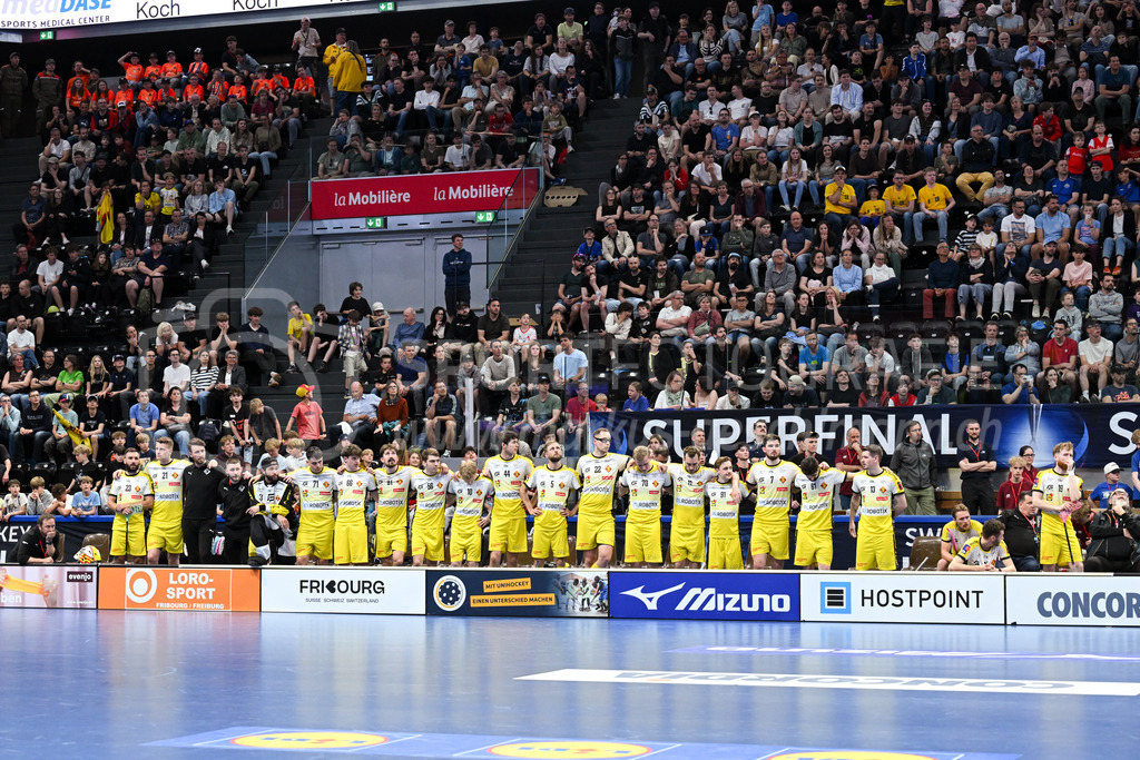 Zug United - HC Rychenberg - 25. April 2026 | Hochspannung auf der HCR-Bank während des Penaltyschiessens am L-UPL Superfinal-Spiel zwischen Zug United und HC Rychenberg am 25. April 2026 in der BCF Arena, Fribourg, Schweiz.Bild: Sportfotografie Markus Aeschimann | www.markus-aeschimann.ch - Realisiert mit Pictrs.com