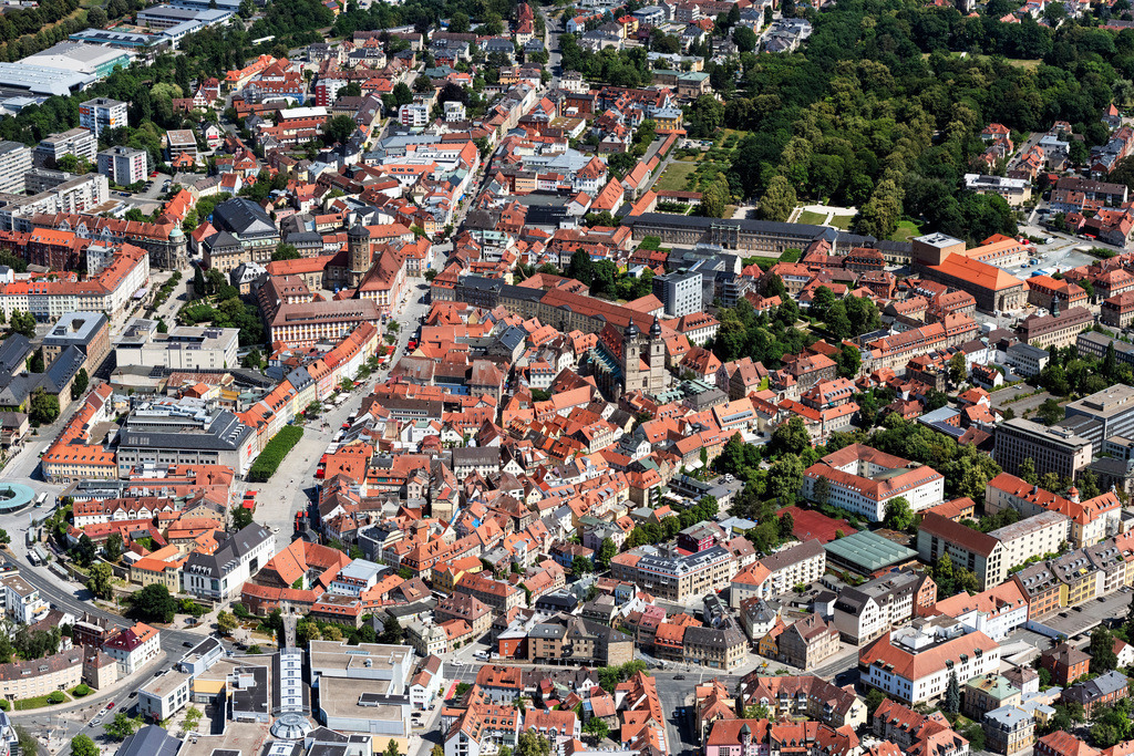 dr__0203874.jpg | REGENSBURG 08.07.2023 Altstadtbereich und Innenstadtzentrum an der Maximilianstraße in Regensburg im Bundesland Bayern, Deutschland. Weiterführende Informationen bei: Stadt Regensburg. // Old Town area and city center on street Maximilianstrasse in Regensburg in the state Bavaria, Germany. Further information at: Stadt Regensburg. Foto: Daniel Reiter