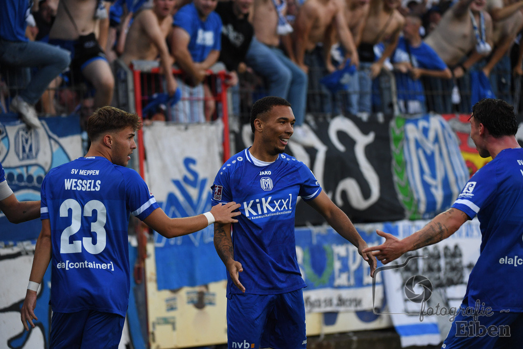SV Meppen-VfB Lübeck | Herren Regionalliga Nord; SV Meppen (blau)-VfB Lübeck (weiß) am 01.08.2025 in Meppen (Hänsch-Arena), Photo: Philip Eiben 2025 - Realisiert mit Pictrs.com