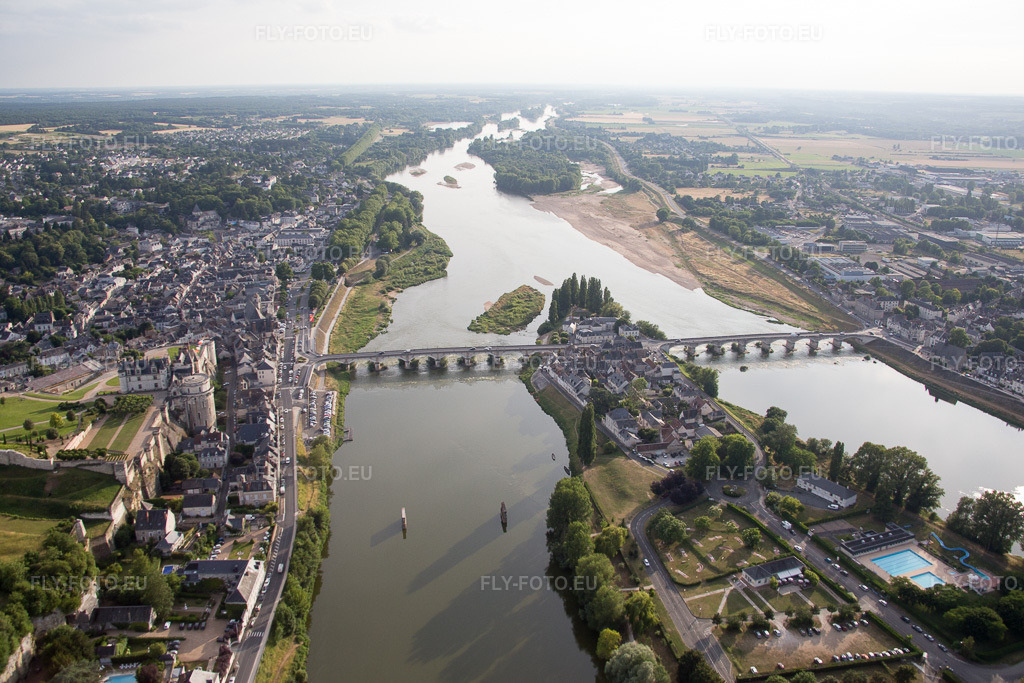 Vue aérienne: Vue de la ville à Amboise dans le département Indre et Loire, France. Photo: IMG_082368.jpg prise le 20/06/2015 par Werner Riehm/FLY-FOTO.eu – Résolution de l'original: 5472 x 3648 px