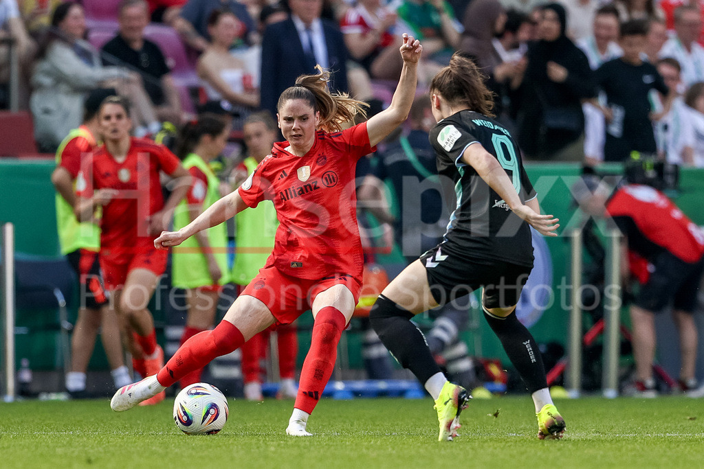 Fussball, DFB-Pokal Finale Frauen, FC Bayern München - SV Werder Bremen | v.li.: Sarah Zadrazil (FC Bayern München, 25) und Sophie Weidauer (SV Werder Bremen, 9) im Zweikampf, Duell, Dynamik, Aktion, Action, Spielszene, DIE DFB-RICHTLINIEN UNTERSAGEN JEGLICHE NUTZUNG VON FOTOS ALS SEQUENZBILDER UND/ODER VIDEOÄHNLICHE FOTOSTRECKEN. DFB REGULATIONS PROHIBIT ANY USE OF PHOTOGRAPHS AS IMAGE SEQUENCES AND/OR QUASI-VIDEO.