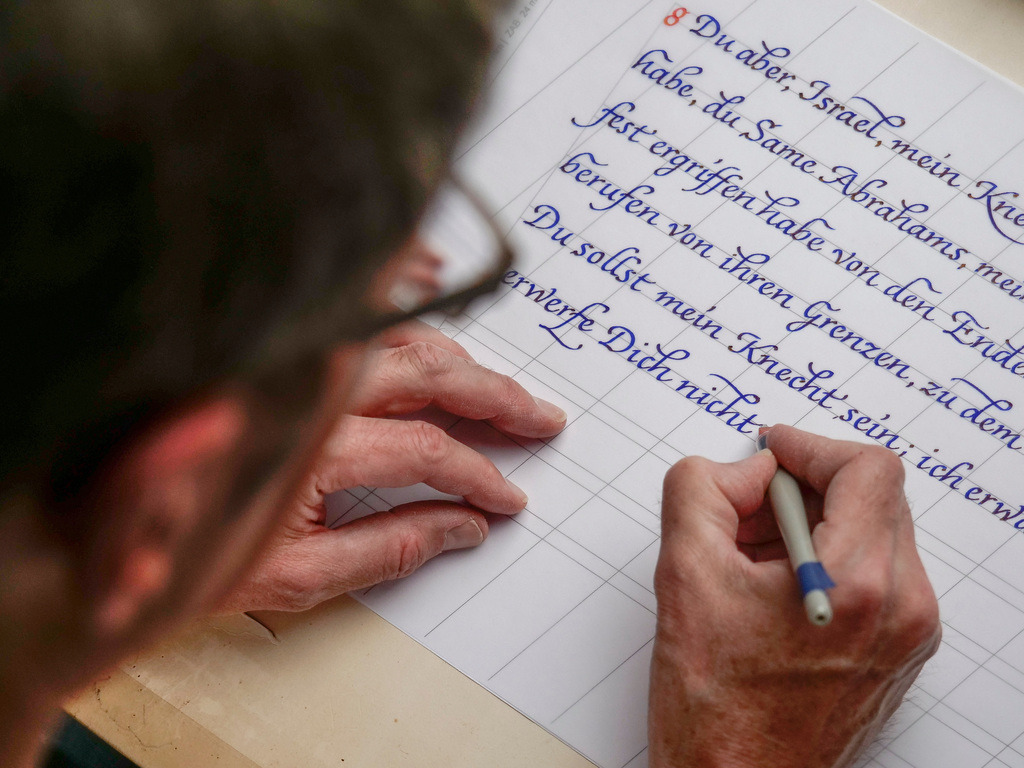 Haug | Renningen - Der Renninger Martin Haug nutzt die freie Zeit in der Pandemie für sein großes Hobby: Die Kalligraphie. - Realisiert mit Pictrs.com