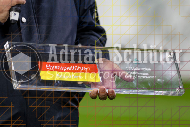 MSV Duisburg vs SV Waldhof Mannheim - 3. Liga | Duisburg, Deutschland, 07.11.25:   die Ehrenspielführerbinde von Berhard Dietzwaehrend des Spiels der 3. Liga MSV Duisburg vs SV Waldhof Mannheim in der schauinsland-reisen-arena(Foto von Brauer-Fotoagentur / Adrian Schlueter)