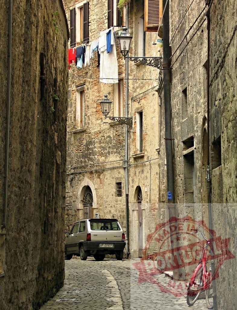 Italian medieval village alley with historic architecture and parked car | Narrow cobblestone alley in a historic Italian village with old stone buildings and parked vehicle - Realisiert mit Pictrs.com