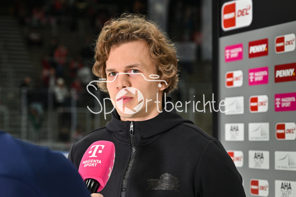 Augsburger Panther - Adler Mannheim | AUGSBURG, GERMANY - 28. DECEMBER: beim Interview von MagentaSport - Tim WOHLGEMUTH (Augsburger Panther 33) / Einzelfoto / Freisteller vor dem Match zwischen den Augsburger Panthern und den Adler Mannehim am 33. Spieltag der Penny DEL im Curt Frenzel Stadion