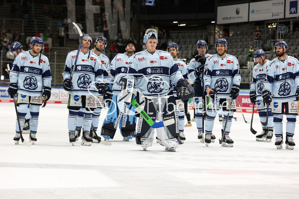 Augsburger Panther - Straubing Tigers | Das Team der Straubing Tigers feiert nach dem Sieg in Augsburg zusammen mit den mitgereisten Fans / Florian BUGL (STR #1)