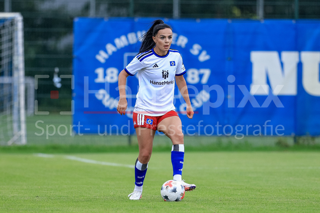 Fussball, Testspiel Frauen, Hamburger SV - Odense BK | Magou Doucoure (Hamburger SV, HSV, 2) am Ball, Freisteller, Einzelbild, Ganzkörper, Aktion, Action, Spielszene