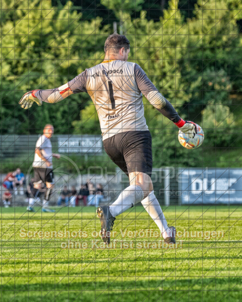 20250616_202753_0830-Bearbeitet | #,  TV Eybach (weiß) vs. 1.FC Donzdorf II (rot), Fussball, Entscheidungsspiel 3 in Kreisliga A3 - Bezirk Neckar/Fils, Saison 2024/2025, Rasensportplatz, Staufenecker Str. 41, 73084 Salach, 16.06.2025 - 18:30 Uhr,Foto: PhotoPeet-Sportfotografie/Peter Harich