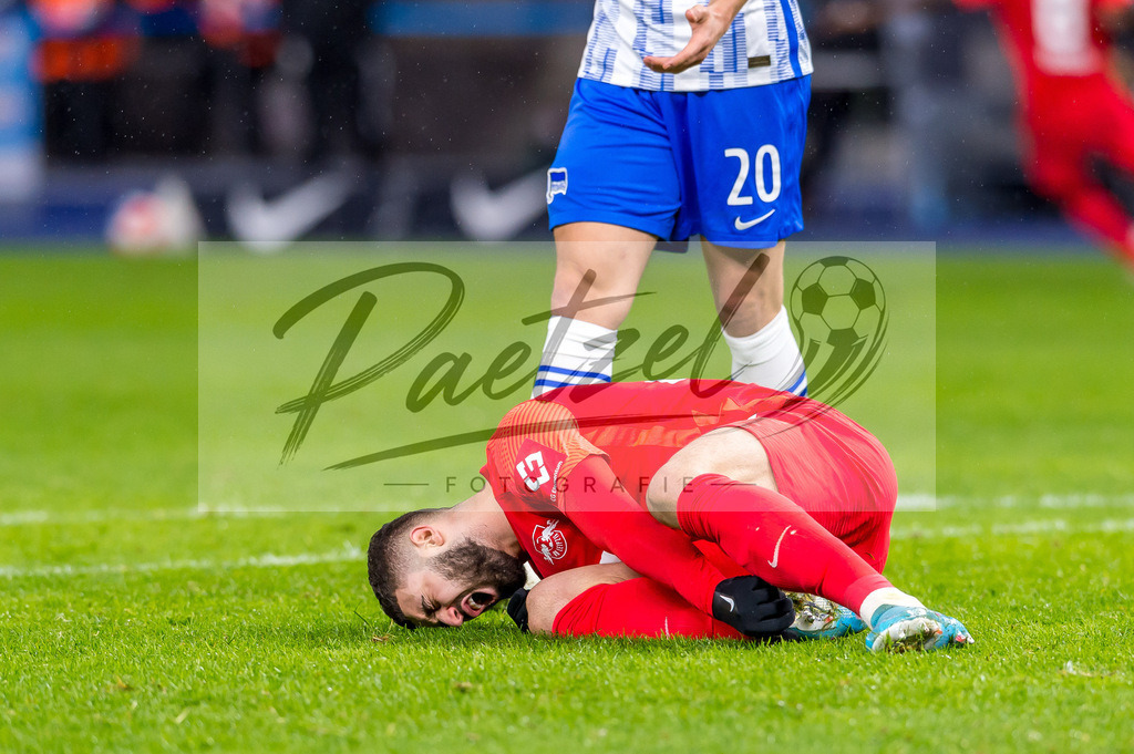 BSCRBL20220220_072 | Fussball, Herren: Josko Gvardiol (RB Leipzig) verletzt bei dem Spiel der 1. Bundesliga zwischen Hertha BSC und RB Leipzig im Olypiastadion am 20.02.2022 in Berlin, Deutschland.DFB / DFL REGULATIONS PROHIBIT ANY USE OF PHOTOGRAPHS AS IMAGE SEQUENCES AND/OR QUASI-VIDEO. - Realisiert mit Pictrs.com