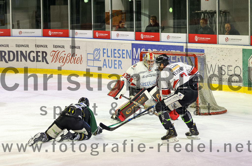 2022-11-06_082_TSV_Erding_gegen_EHC_Koenigsbrunn | Erding, Deutschland, 06.11.2022:
Eishockey, Bayernliga 2022 / 2023, 11. Spieltag, TSV Erding gegen EHC Königsbrunn, Endergebnis: 1:7

Sebastian Busch (Erding Gladiators, #11), Torwart Stefan Vajs (EHC Königsbrunn, #32), Gustav Veisert (EHC Königsbrunn, #9)

Foto: Christian Riedel / fotografie-riedel.net