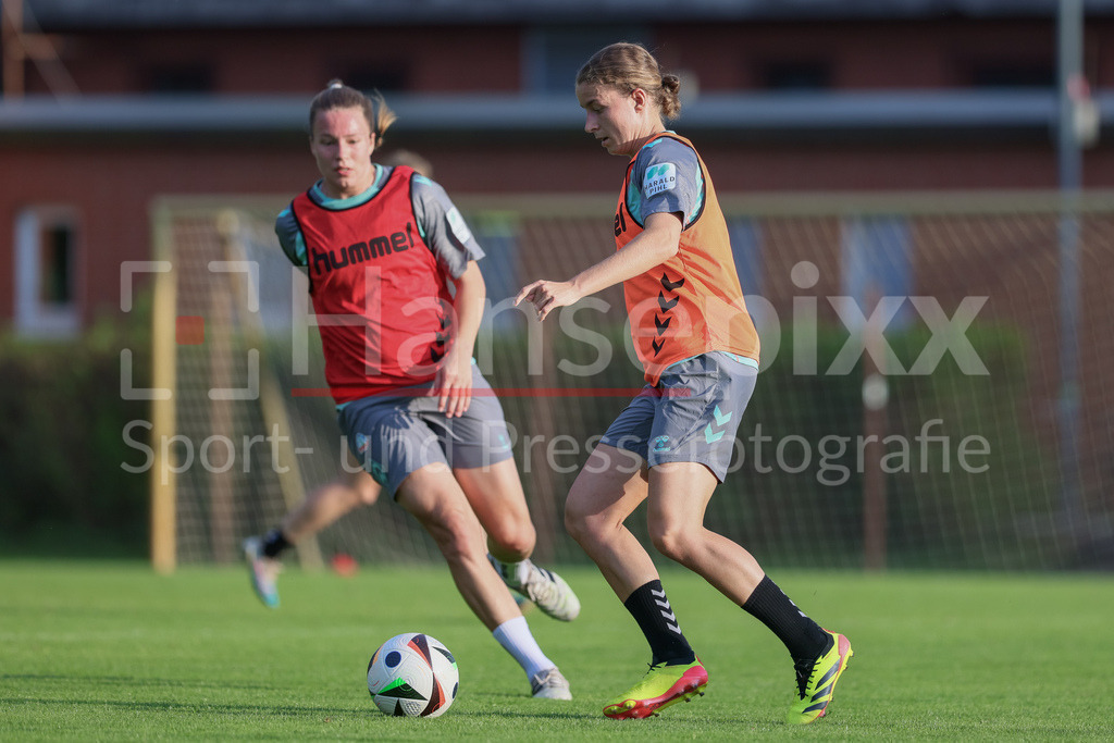 Fussball, Google Pixel Frauen-Bundesliga, Training SV Werder Bremen | v.li.: Michelle Ulbrich (SV Werder Bremen, 5) am Ball, Einzelbild, Ganzkörper, Aktion, Action, Spielszene