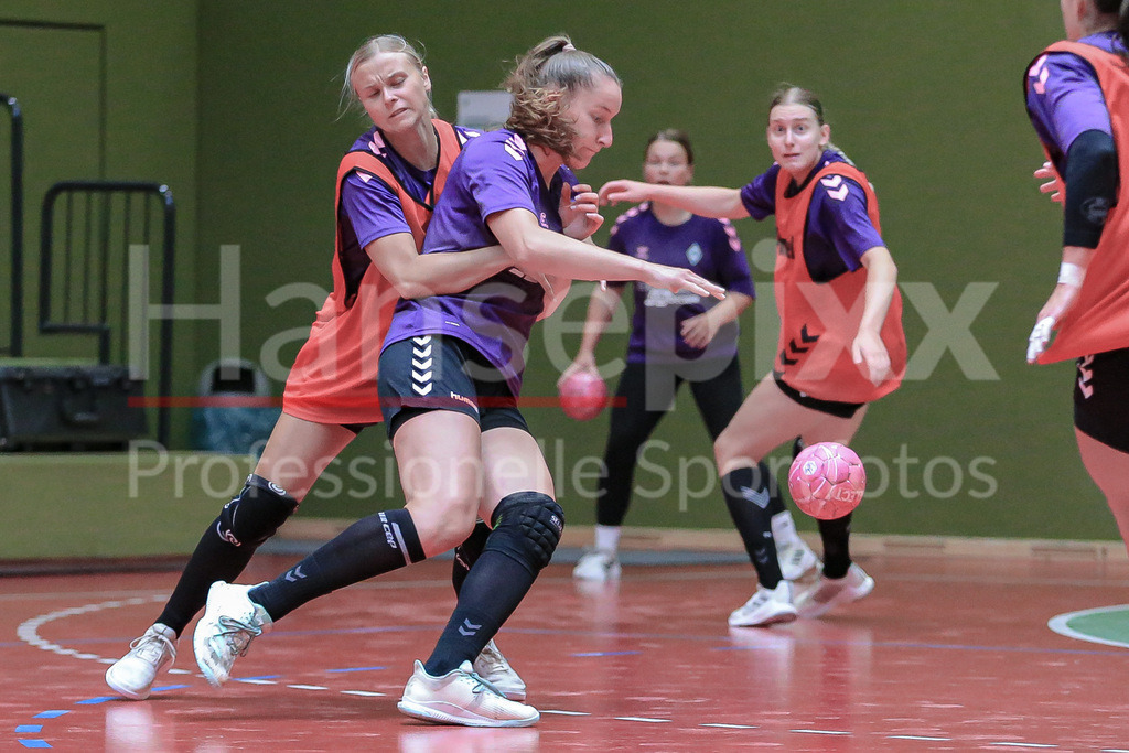 Handball, 2. Bundesliga Frauen, Training SV Werder Bremen | v.li.: Vanessa Plümer (SV Werder Bremen, 15) und Lara Niemann (SV Werder Bremen, 35) im Zweikampf, Duell, Spielszene, Aktion, Action