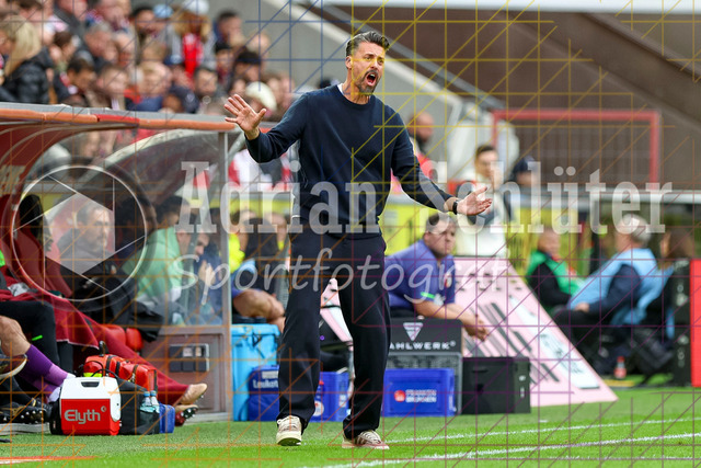 1. FC Köln vs FC Augsburg - 1. Bundesliga  | Köln, Deutschland, 18.10.25:   Trainer Sandro Wagner gestikuliert, Gestik waehrend des Spiels der 1. Bundesliga zwischen  1. FC Köln vs FC Augsburg im RheinEnergieStadion(Foto von Brauer-Fotoagentur / Adrian Schlueter)
