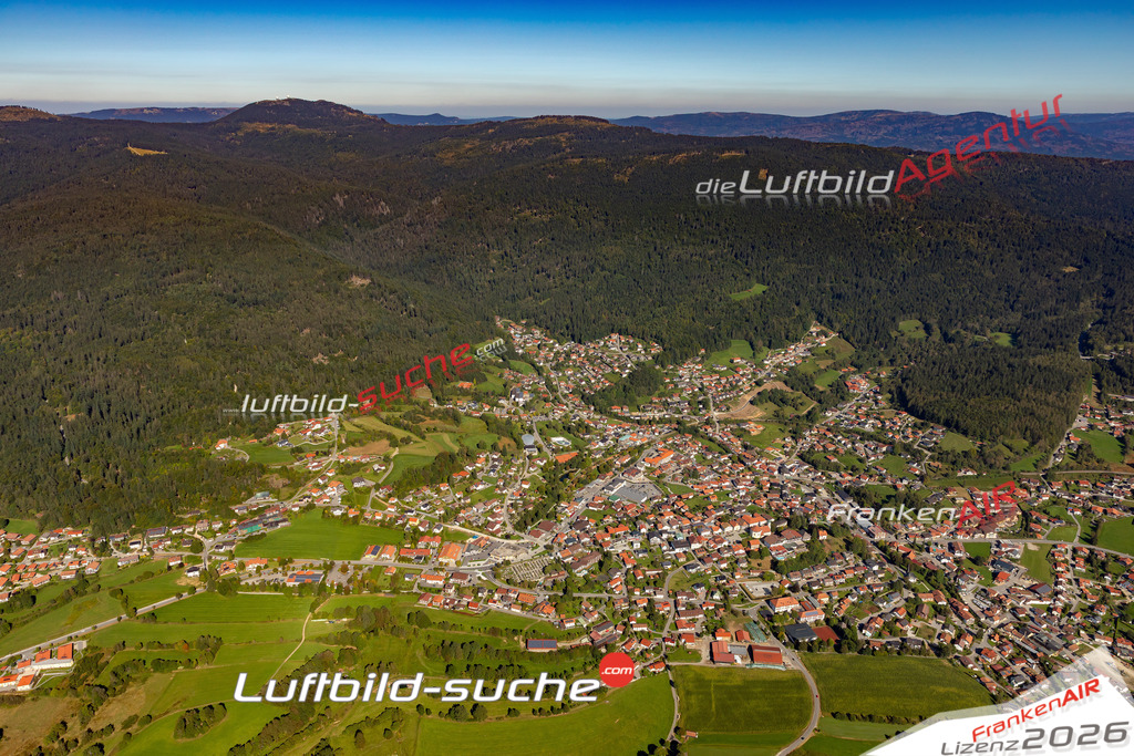 Das Luftbild der Stadt Bodenmais wurde 2021 vom Flugzeug heraus erstellt (keine Drohne) Aufnahmehöhe ca.450 Meter- hohe Bildauflösung und Druck-Qualität garantiert!