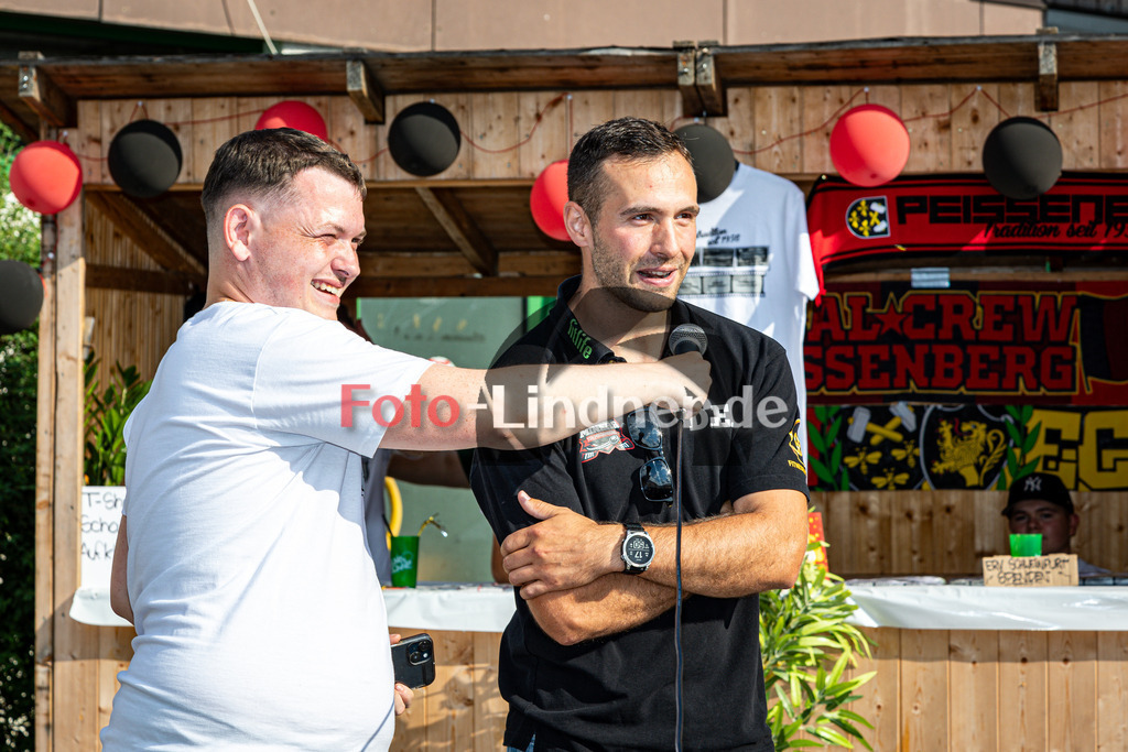 Miners Fanclub Sommerfest | Miners Fanclub Sommerfest, Miners Fanclub Sommerfest, 20240720,Verkündung der Verlängerung von Dominik Ebentheuer,2024-07-20 in Peißenberg (Eissation)Kobinian Auffinger (Fanclub Stellvertreter), Dominik EbentheuerCopyright: WolfgangxLindner www.foto-lindner.de