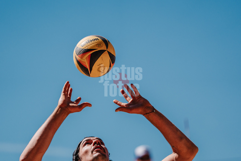 Beachvolleyball | Männer | Allianz German Beach Tour 2025 | Tourstop Düsseldorf | 16.05.2025 | Zuspiel von Jannik Kühlborn