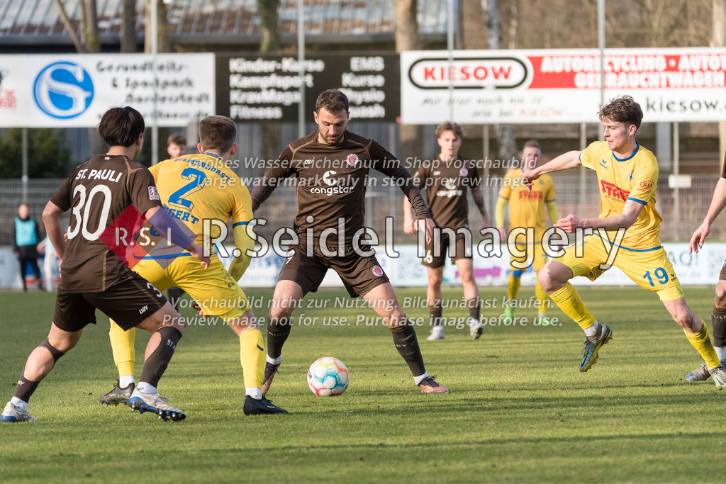 Fußball, Saison 2022/23, Regionalliga Nord, FC St. Pauli II - SV Atlas Delmenhorst, Edmund-Plambeck-Stadion (Norderstedt), 19.02.2023, 25. Spieltag | Serhat Imsak (#9, FCSP), Willem-Hendrik Hoffrogge (#19, SVA Delmenhorst)