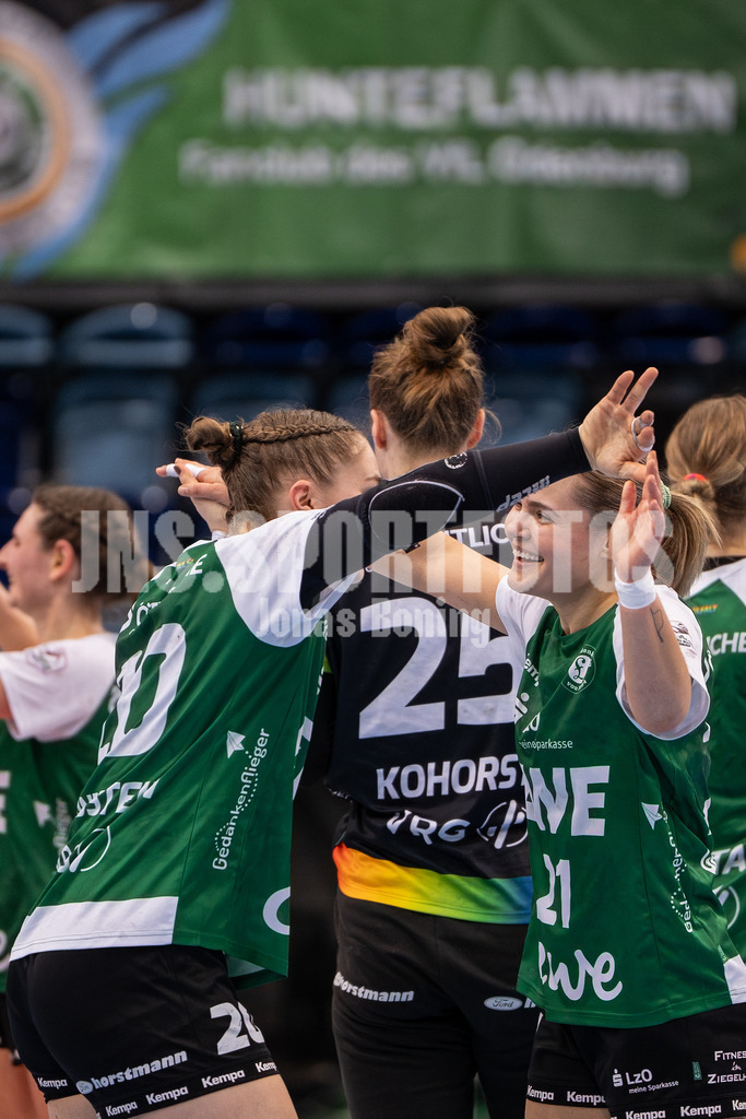Handball I Frauen I Saison 2025-2026 I 1. HBF I 17. Spieltag I VFL Oldenburg - Thüringer HC I 1003 | Ariane Pfundstein (20, VfL Oldenburg) und Joanna Granicka (21, VfL Oldenburg) - Realisiert mit Pictrs.com
