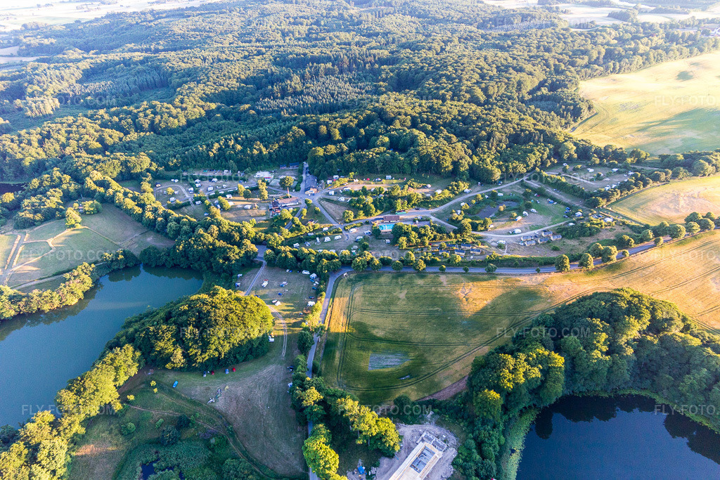 Aerial view: (DK), Møns Klint Resort and Camping in Borre in the state Zealand, Denmark. – Photo: IMG_108699.jpg taken on 07/04/2018 by Werner Riehm/FLY-FOTO.com – Resolution of the original: 5472 x 3648 px