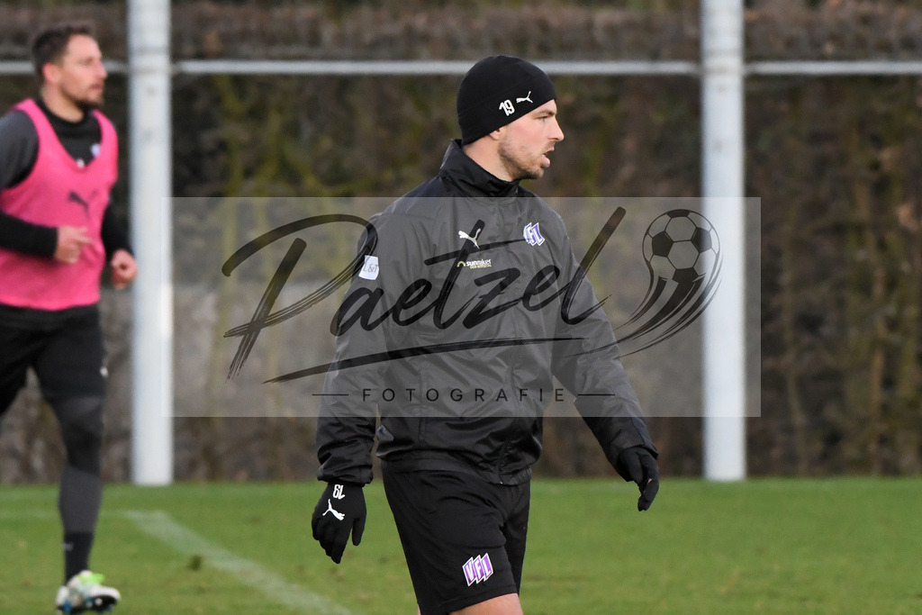 20200121_TRAOSN_0043 | Fußball, Herren: Kevin Wolze (VfL Osnabrück) schaut beim Training des VfL Osnabrück am 21.01.2020 im Sportpark Illoshöhe in Osnabrück, Deutschland.(Foto von Nico Paetzel) - Realisiert mit Pictrs.com